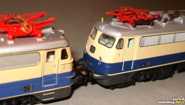 Links im Bild die Minitrix-E10, rechts die E10 von Hobbytrain.
