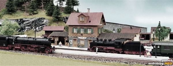 Eine BR 01 und eine BR 24 von Fleischmann treffen sich im Bahnhof.