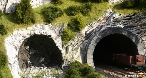 Am Ende des Weinzettelwandtunnels ist neben dem Portal ein angefangener Tunnelstollen zu sehen. Nach einem Felssturz wurde hier jedoch die ursprünglich geplante Trasse geändert und der Tunnel seitlich verlegt um ...