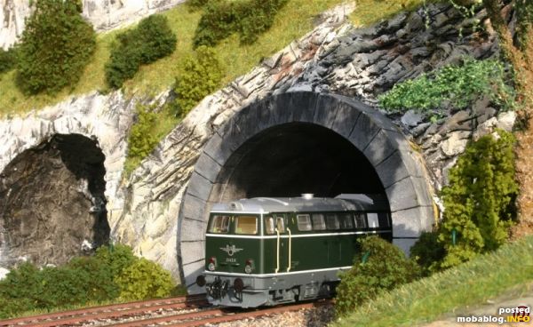 Eine ÖBB 2043 bei der Ausfahrt aus dem Tunnelportal.