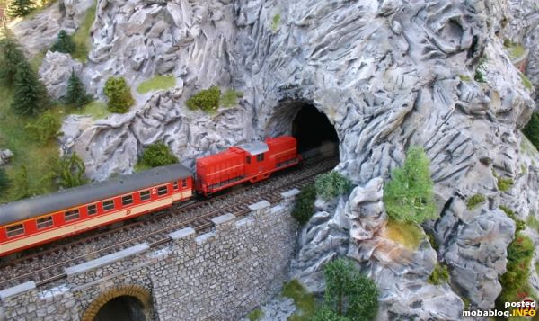 Blick auf das lediglich aus dem Fels herausgehauenen Tunnelportals.