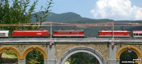 Zugbegegnung am H�llgrabenviadukt - die �BB 1116 ist von Hobbytrain/Conrad, die �BB 1142 von Arnold (M�hlhausen), der Habis der Rail Cargo Austria von Minitrix, �BB 1144 und Schnellzugwagen sind von ...