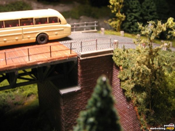 eine nicht so gute Aufnahme, aber man kann mal die Geländer vergleichen. Auf der Brücke die von Petau, und rechts daneben die selbstgebauten.