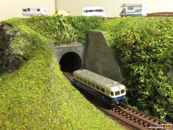 Zum Abschluss ein Blick auf die Partie beim Tunnel, mit Vegetation sieht das Ganze schon mal etwas besser aus - der Bericht wird fortgesetzt.