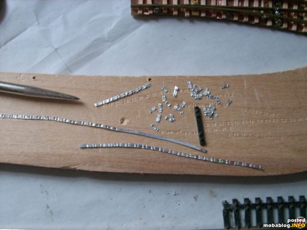 Die Kleineisen bestehen aus Alustreifen von Puddingbecherdeckeln, mit einem Dorn in Schienenbreite freihändig gestanzt, anchließend auf Länge geschnitten.