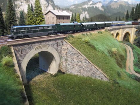 Beginnen wir im linken Teil Segments, in dem an der kleinen Pettenbachgrabenbrücke ein Personenzug auf Bergfahrt zu sehen ist