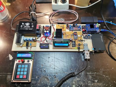 Die erste Experimentierplatte mit dem Arduino UNO,  Robot-Motorschild und dem 10 Amp. Booster mit seinem Arduino mini......
Anfangs wurden zwei Spannungsversorgungen genutzt, eine für die Zentrale und eine für den ...