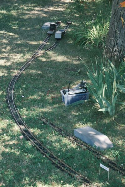 Eine z21 Start mit WLAN-Router genügte vollauf für die kleine Strecke und die zwei Loks. Alte Handys dienten als Steuergeräte. Strom kam aus eine 2-Ah-Bohrmaschinenakku (über DC-DC-Wandlern).