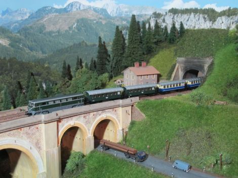 Im Personenzugdienst sind bereits die dieselelektrischen Lokomotiven der Baureihe 2050 anzutreffen - dieser Personenzug befindet sich auf der Bergfahrt in Richtung Semmering