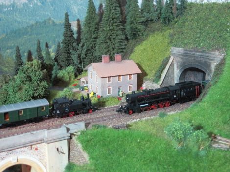 Zugbegegnung beim Wächterhaus am Höllgraben - die 52er mit Zugführerabteil am Tender führt einen Güterzug bergwärts