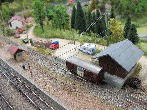 Auch das Umfeld in Breitenstein mit dem Güterschuppen und dem Freiladegleis wurde im heurigen Jahr neu gestaltet, ein Eisenbahnfan ist mit seinem Wohnmobil zur Semmeringbahn angereist