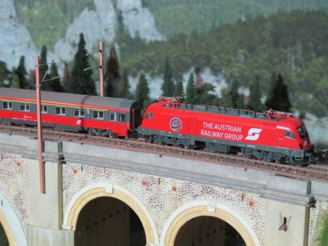 Im Schnellzugdienst ist heute die 1016 in der Version der ARG (The Austrian Railway Group) unterwegs 

Link: http://www.austrianrailwaygroup.co.uk/