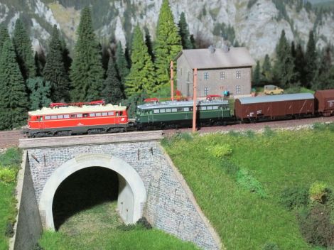 Schwere Güterzüge erhalten ab Gloggnitz Vorspann für die Bergfahrt, hier ist eine 1142 für dieses Geschäft eingeteilt