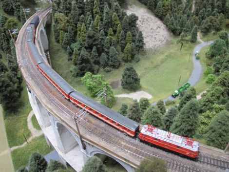 Ein Eilzug bergwärts fahrend an der "Kalten Rinne"