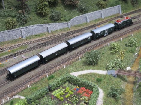 Historischer Personenzug mit Spantenwagen in Mürzzuschlag