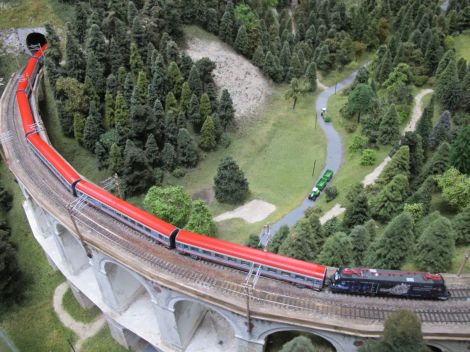 Der Intercity mit der "Licht ins Dunkel"-Lok überquert derweil die "Kalte Rinne"