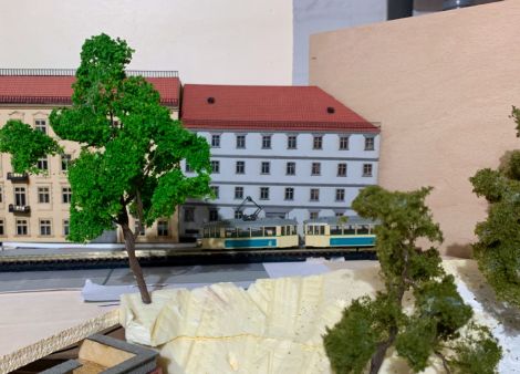 Kurzer Halt der Straßenbahn am Ende der Straße. Zwei Gebäude sind tatsächlich fertig gebaut, allerdings noch nicht gealtert bzw. verwittert.