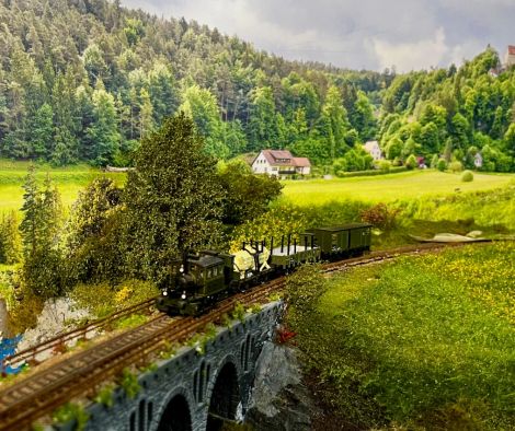 der Glaskasten fährt über das Viadukt zum Dorf