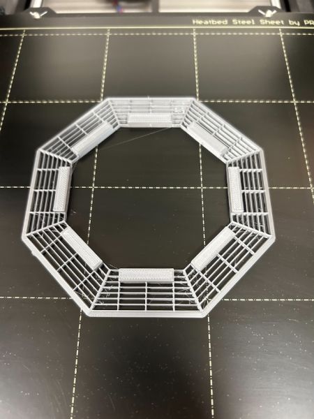 Das Gitter am Druckbett des 3D Druckers.