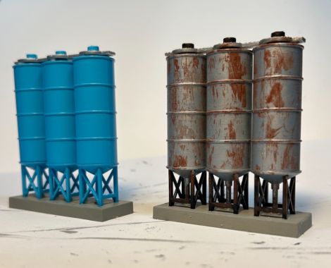 Rohzustand und lackierte Silos noch ohne Leiter und Relings.