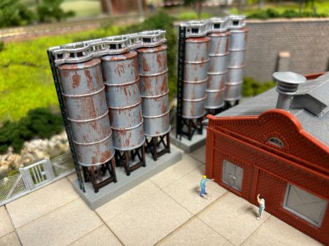 Die fertig lackierten Silos auf meiner Anlage