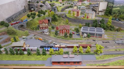 Alter Lagerschuppen, Lokschuppen modern und im Vordergrund das Anschlußgleis zum Wechseln der Züge aus den Plexglasröhren (TrainSafe) - getarnt mit einem alten Lokschuppen