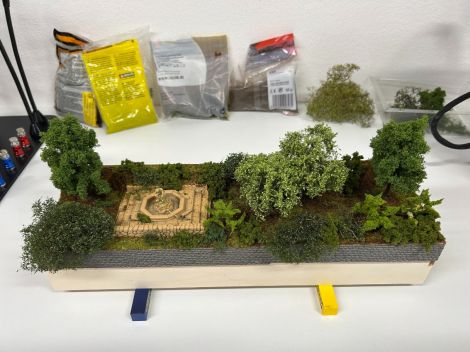 Das Bauteil ist nun mit Strauchmaterial, kleinen Bäumen und Beflockung fertig gestaltet.