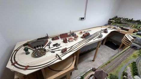 Der neue Anlagenschenkel mit Paradestrecke im provisorischen Rohzustand