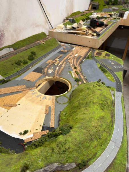 Schienen, Geb&auml;ude und Technik abgebaut. Der Unterbau wird in Einzelteile zerlegt.