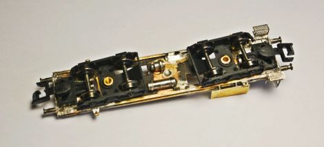 Chassis mit eingesetzten Drehgestellen von unten