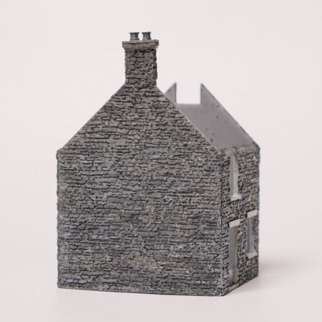 Die R&uuml;ckmauer grenzt an die Bahnstrecke.