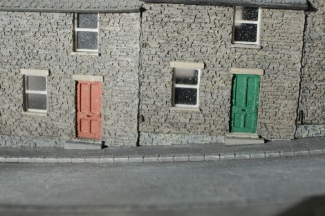 Zus&auml;tzliche Mauerteile erlauben die Montage "auf dem Gehsteig"