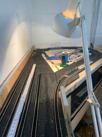 Nachdem die alten Weichen entfernt sind, werden die zus&auml;tzlichen Gleise vorbereitet.