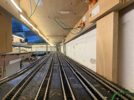 Die bestehenden Gleise konnten bleiben, allerdings mu&szlig;te f&uuml;r Gleis 4 & 5 die Polarit&auml;t gedreht deren, da sie nun in entgegengesetzter Richtung befahren werden.