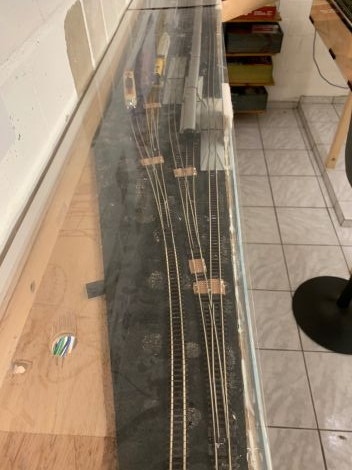 Abdeckung des Schattenbahnhofes unter Plexiglas zum Staubschutz f&uuml;r Loks & Wagen, zugleich nutzbar als Ablagefl&auml;che