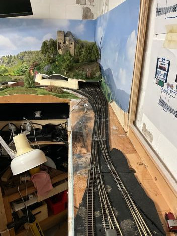 Nachher: Die Weichenstra&szlig;e ist verlegt, die Landschaft mu&szlig; neu gebaut werden. Es wird ein Industrieabschnitt entstehen, der den &Uuml;bergang zum Schattenbahnhof sichtbar einbettet.