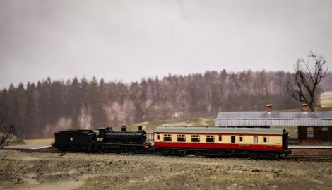 ... um sich mit lautem Pfeifen dem Bahn&uuml;bergang  zu n&auml;hern ...