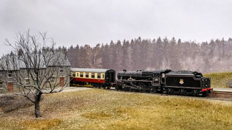 Der Baum jetzt mit korrigierter Bodenlaub-Farbe.