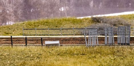 Die Zaunpf&auml;hle werden mittels Abstandhalter gesetzt