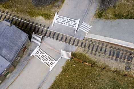 Die Teile f&uuml;r die Bahn&uuml;bergangsicherung stammen aus dem 3D-Drucker und sind noch nicht fertig coloriert.