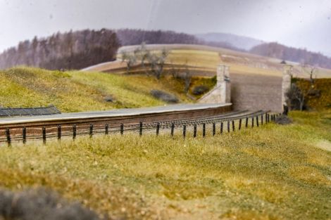 Der Zaun ver&auml;ndert den Charakter des Bahndamms