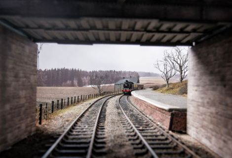 Dieser weite Blick unter der Br&uuml;cke hindurch war nur ohne Bahnhofsgeb&auml;ude m&ouml;glich