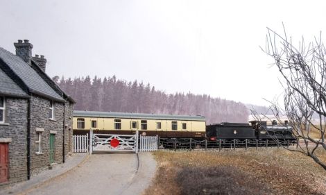 Die rote Scheibe rundet den Bahn&uuml;bergang im wahrsten Sinne des Wortes ab.