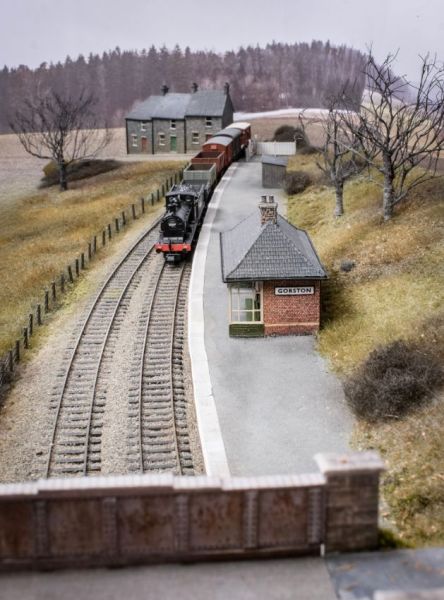 Durchfahrt des nachmitt&auml;glichen G&uuml;terzugs.