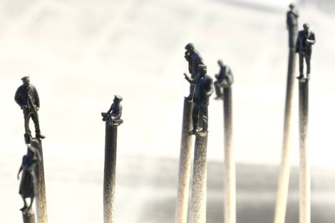 Figuren nach der Grundierung. F&uuml;r die Malerarbeiten auf Zahnstochern fixiert.