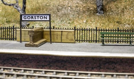 Setzen des Bahnsteigzauns, Spur G Profile als Hilfsmittel :)