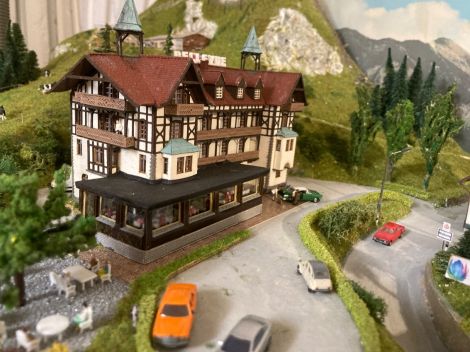 Das Hotel Belvedere in Montana am Tag...