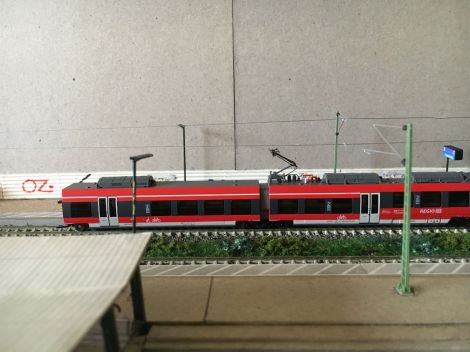 F&auml;llt kaum auf, dass der Pantograph die Fahrleitung nicht ber&uuml;hrt.